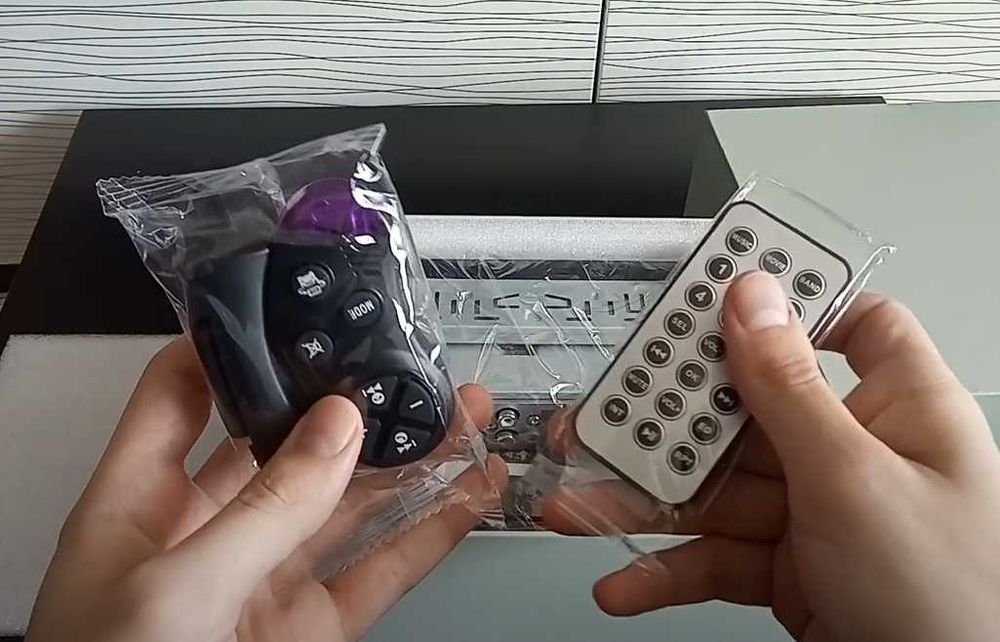 Автомагнітола з дисплеєм та пультом на руль блютуз usb microsd коротка