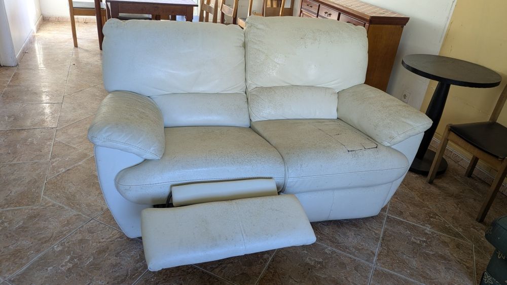 Sofá branco em pele