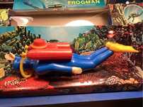 Mergulhador Frogman Playart toys brinquedo que nada com pilha