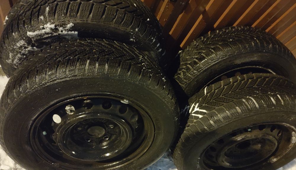 Opony zimowe Dębica kpl felgi i kołpaki oryginalne Toyota Auris 2