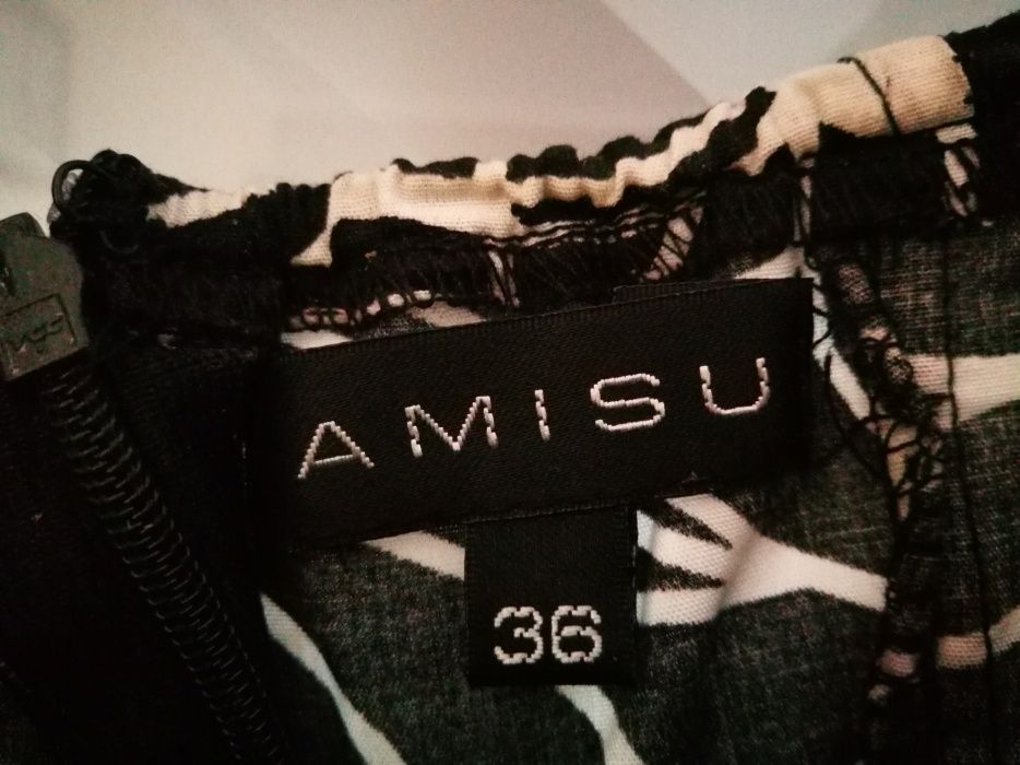 Sukienka z paskiem Amisu, New Yorker