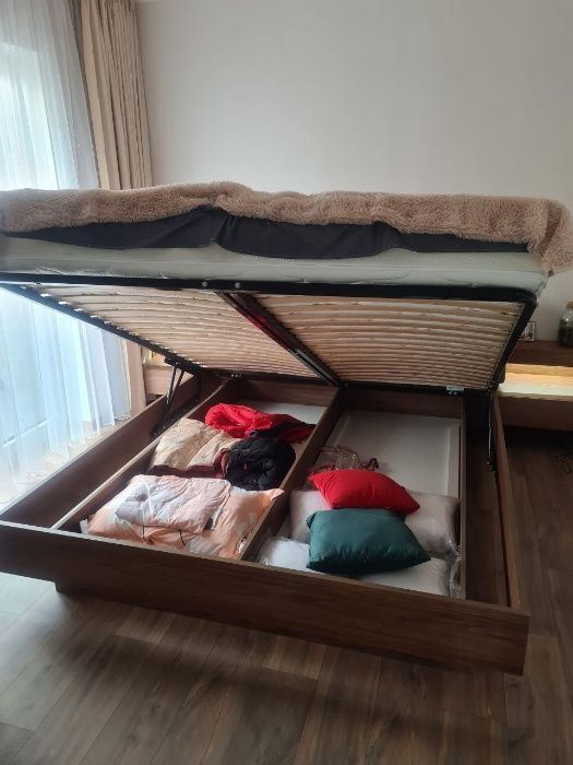 Łóżko z oświetleniem i szafkami nocnymi (bez materaca)