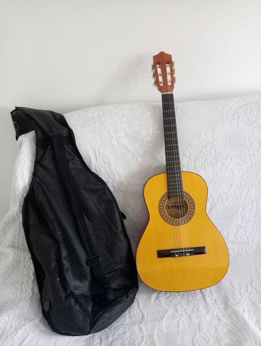 Продам гітару 6 струнну з чохлом.