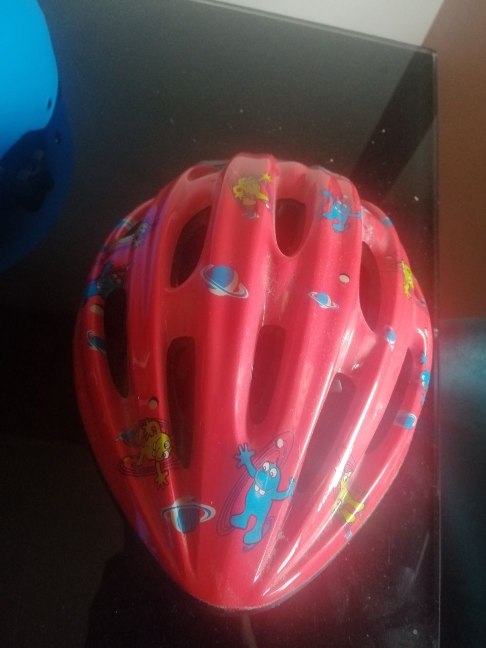 Kask rowerowy regulowany.