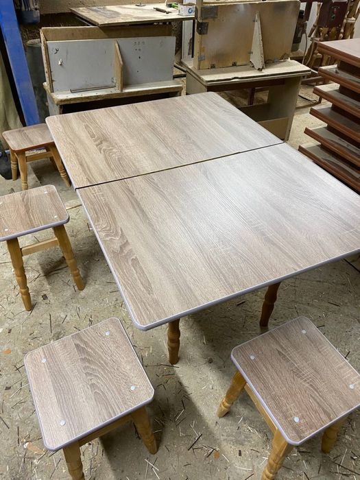 Кухонний комплект стіл і 4 стільці, табуретки