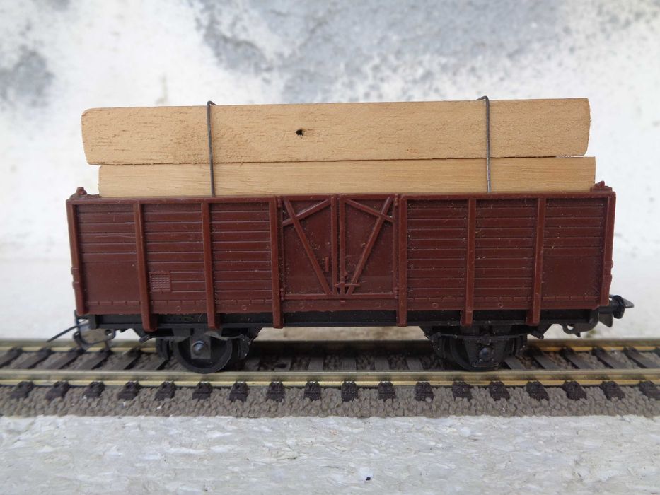 1:87 PIKO Vagão de mercadorias com carga em madeira
