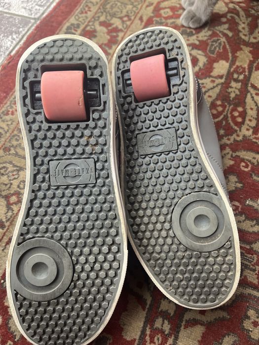 Кроси на колесику віддам