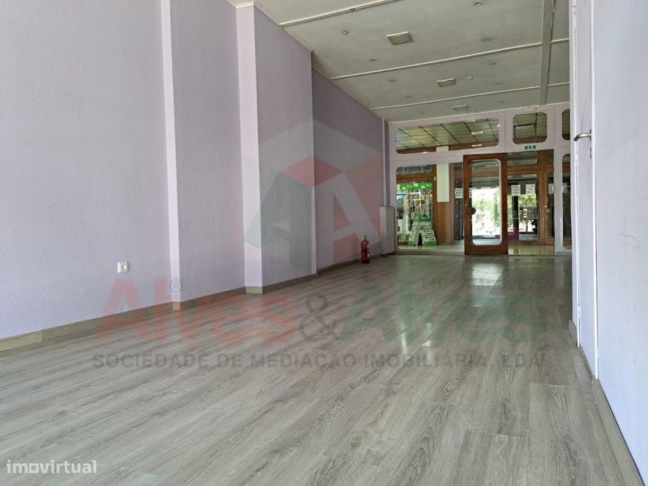 Loja comercial - Duas montras - Centro da Maia (Arrendamento)