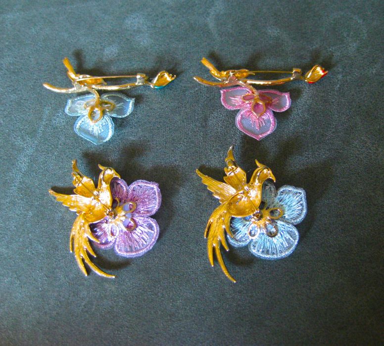 Alfinete / Broche / Pregadeira Passaro Escondido atrás da Flor NOVO