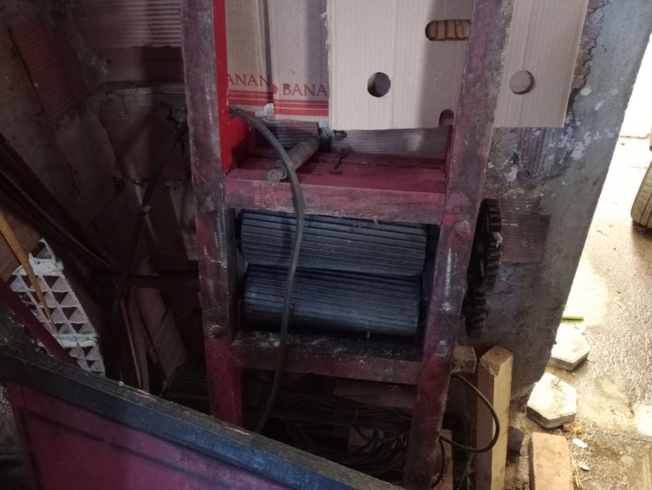 Esmagador de uvas elétrico