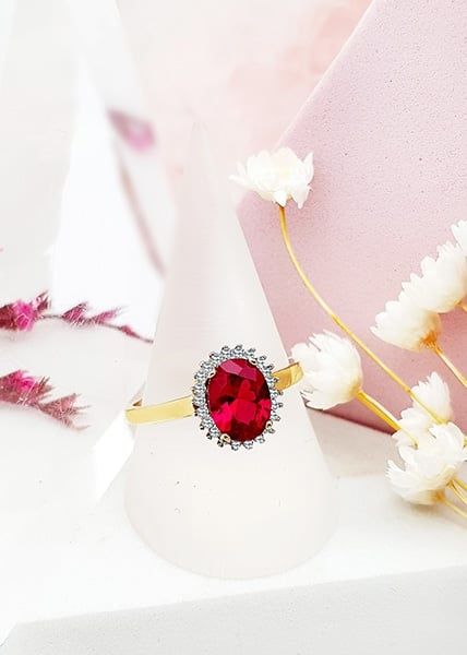 Złoty pierścionek z różowym oczkiem