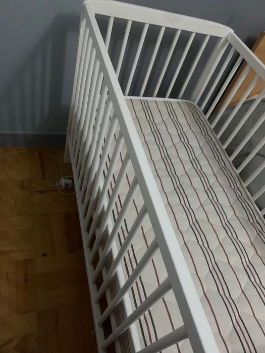 cama de bebé de madeira branca (negociável)