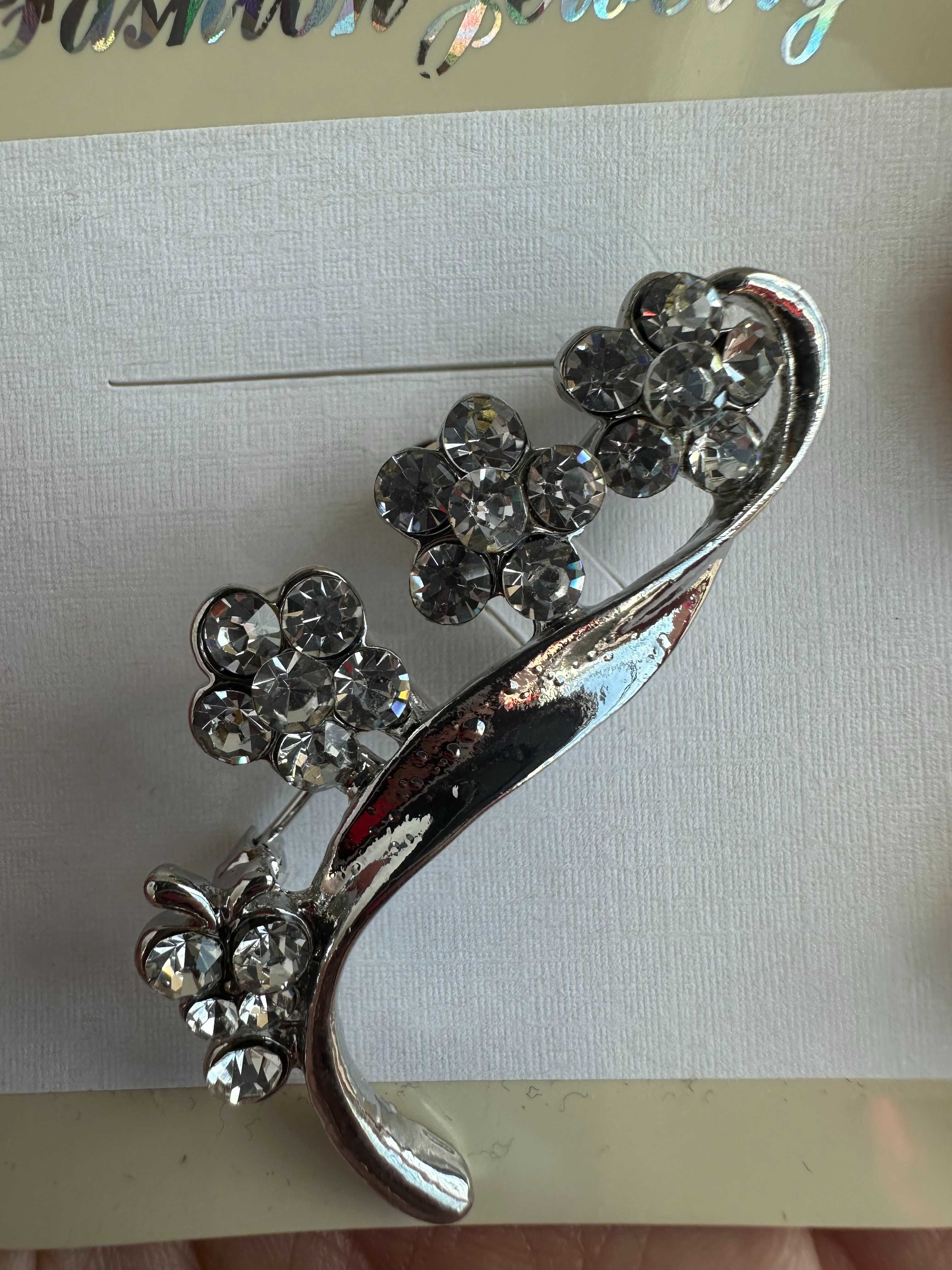 Piękna broszka Fashion Jewelry wzór kwiat srebrny kolor Nowa z metką