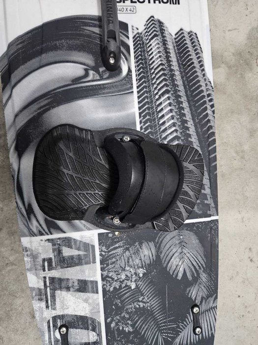 2024 Cabrinha Spectrum Twintip 140, 42 with pads