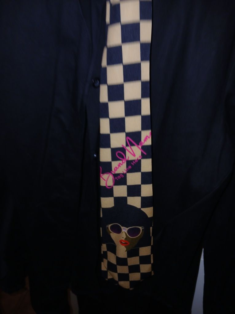 Camisa preta com gravata gira