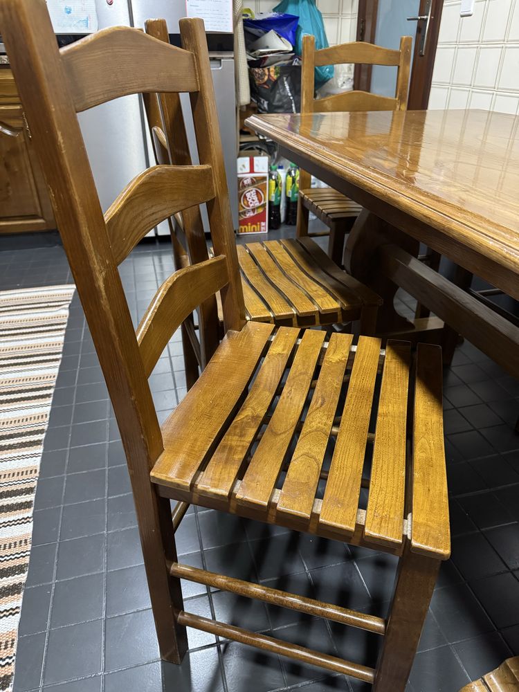Mesa de madeira maciça + 6 cadeiras