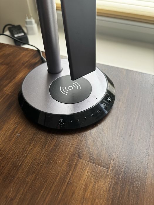 Lampka biurowa led z ładowarką indukcyjna