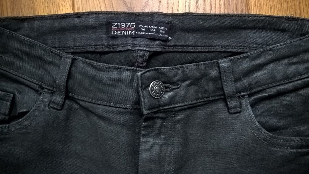 Spodnie ZARA r.36 woskowane, czarne, suwak na dole,zwężane.