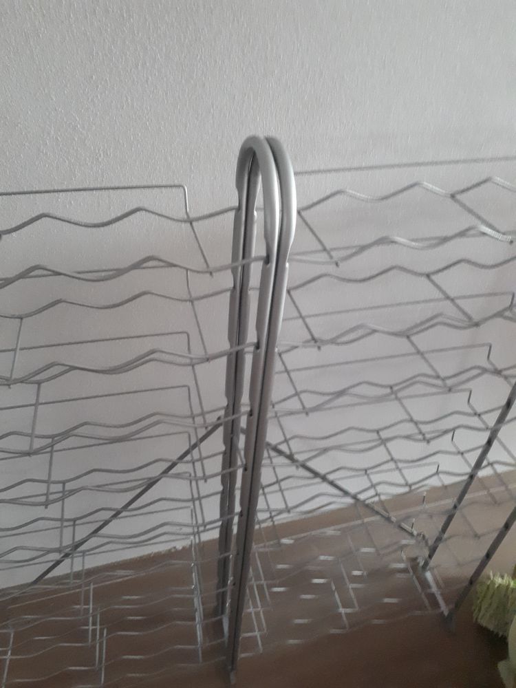 Garrafeira metalizada para 100 garrafas