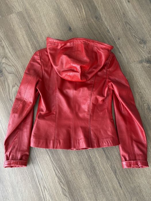 Шкіряна куртка з капюшоном