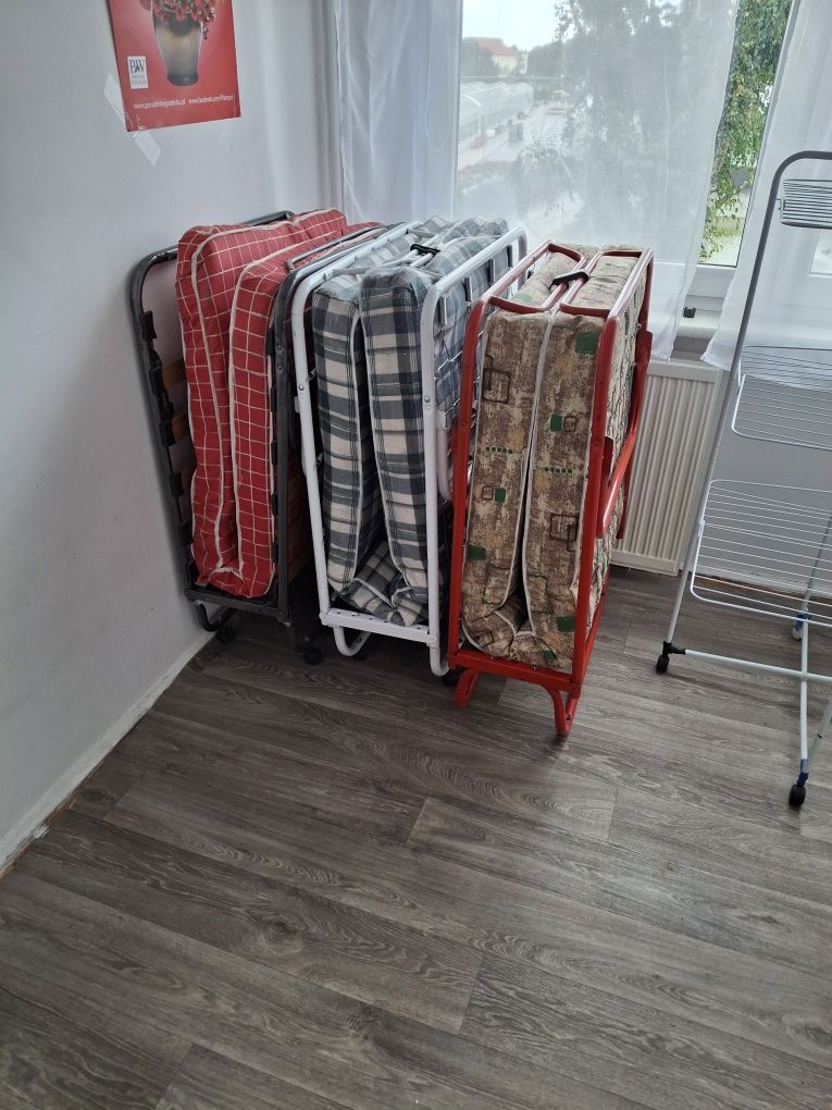 Składane łóżka polowe