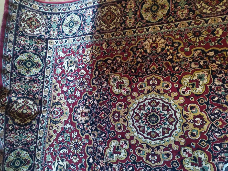 Продам ковер хорошего качества размером 2м 50см на 1м 90 см --- 2200гр