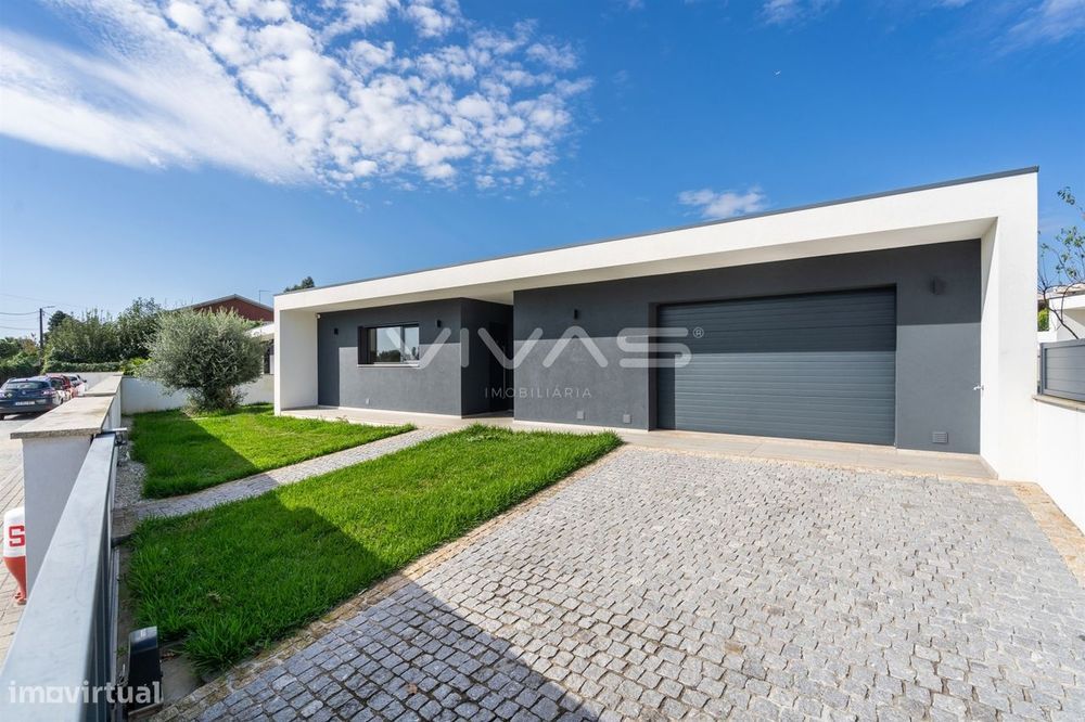 Moradia individual T3+1 térrea em Lago, Amares