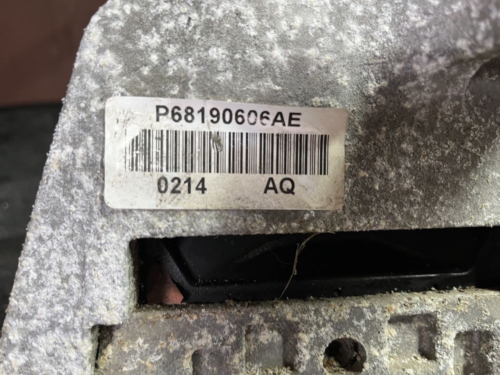 Подушка двигателя 2.4 левая Jeep Cherokee Kl