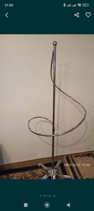 Стійка для одягу в гарному стані.