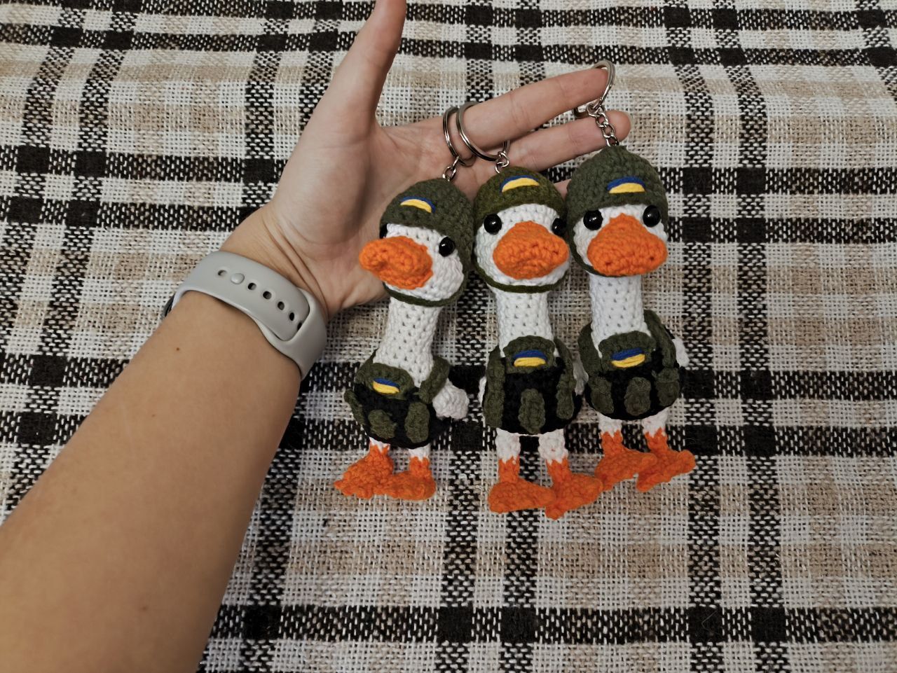 Вязаный брелок  гусь крючком