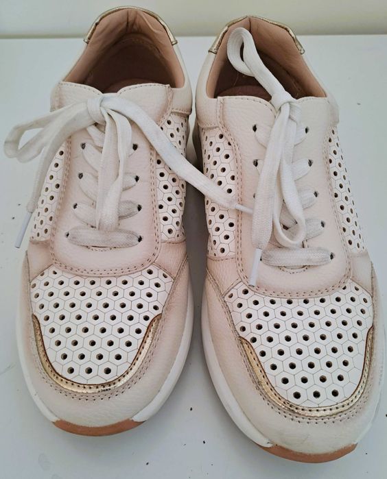 Ténis brancos Guimarães