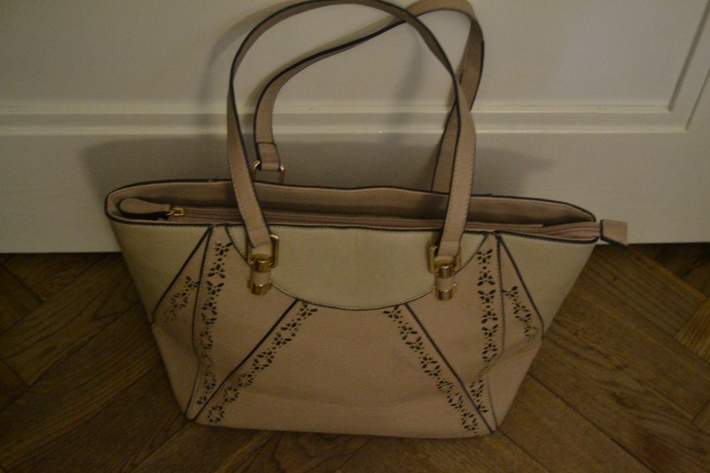 Beżowa torebka New Look ażurowe wzorki A4 złote wykończenia kuferek