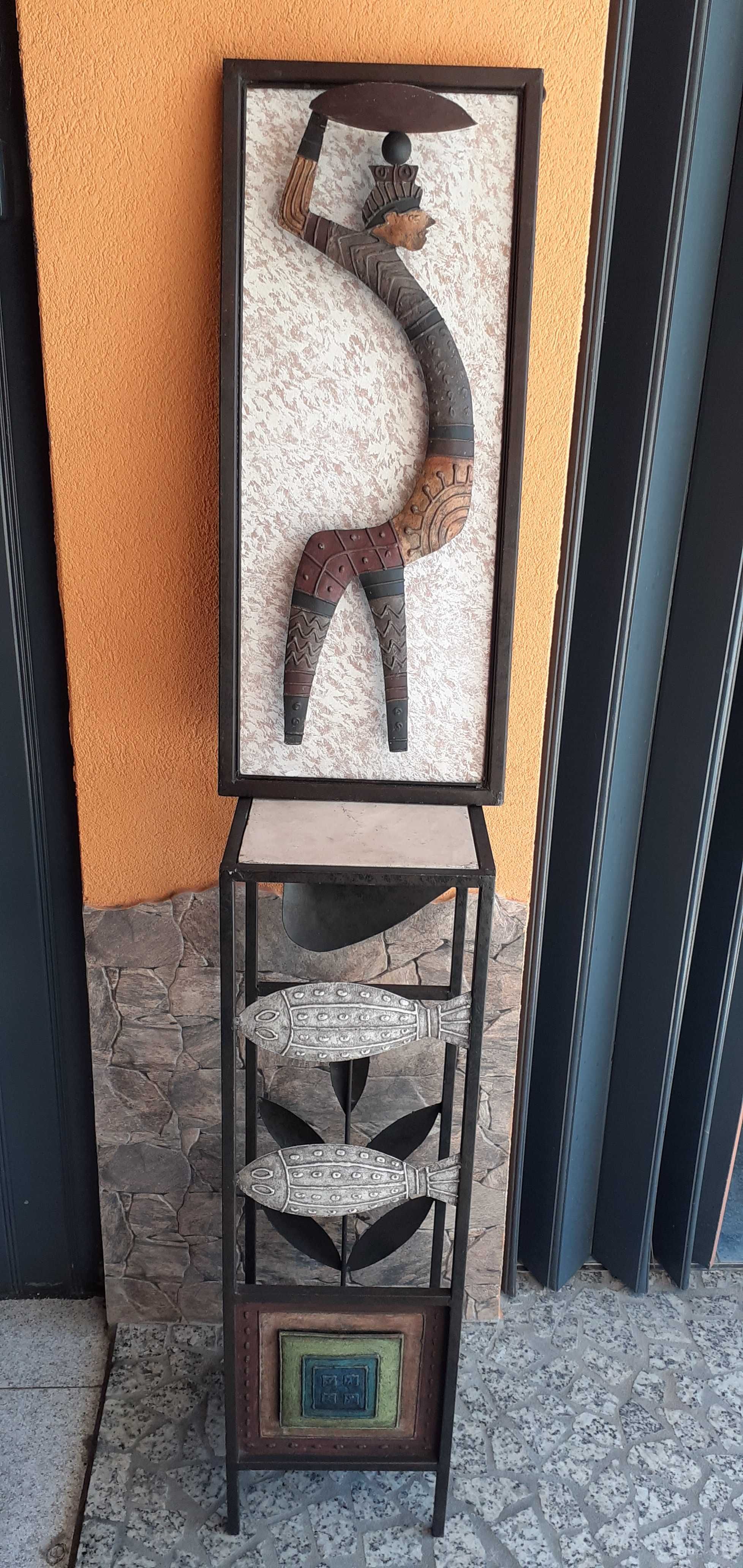 Coluna e quadro em ferro forjado