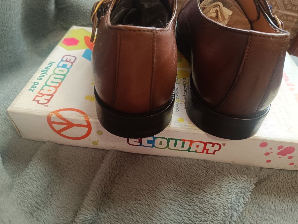 Sapatos de homem em pele , com sola em couro e cosida .