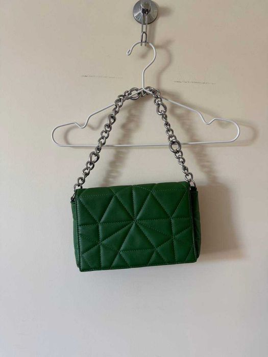 Mala verde com corrente – elegante e ideal para sair à noite