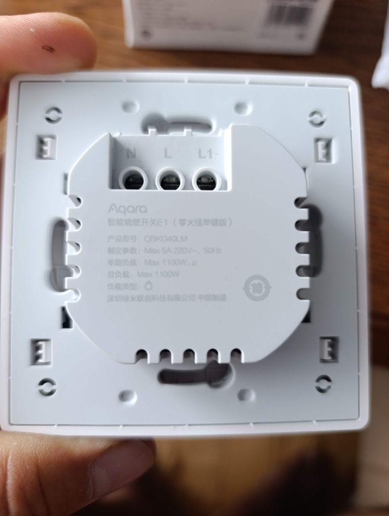 Aqara Smart Wall Switch E1 (pojedynczy, z przewodem neutralnym). 
Jest