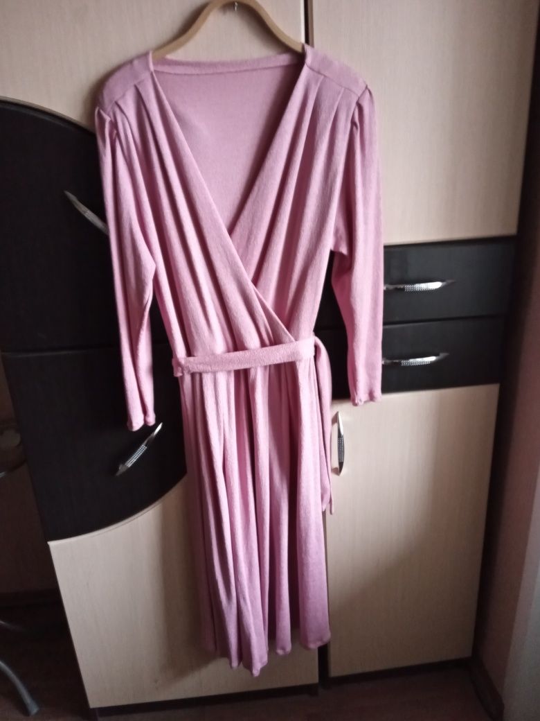 Трикотажное розовое платье