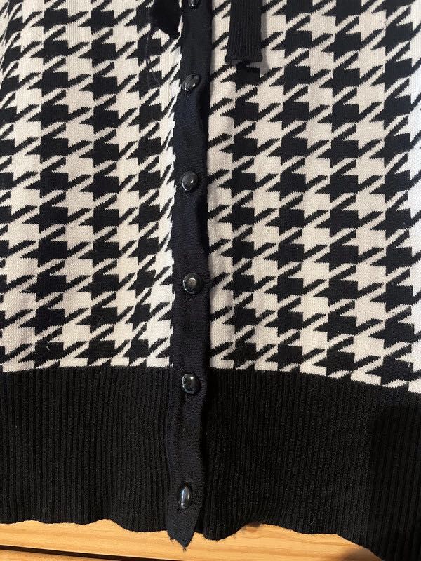 Sweterek w pepitke krótszy s czarno biały zapinany na guziczki
