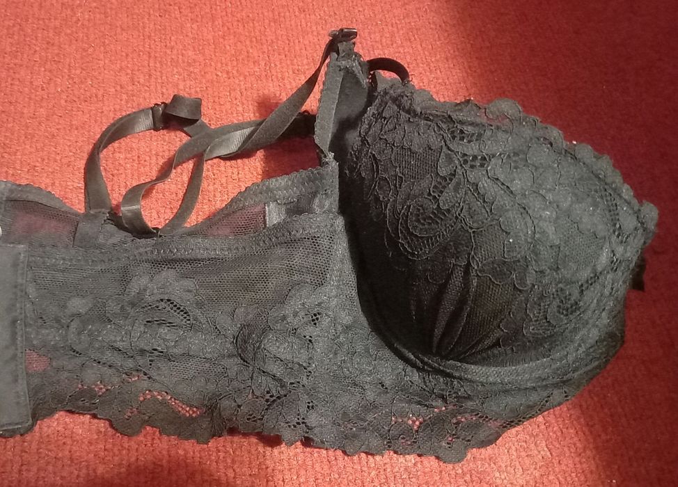 Бюстгальтер жіночий