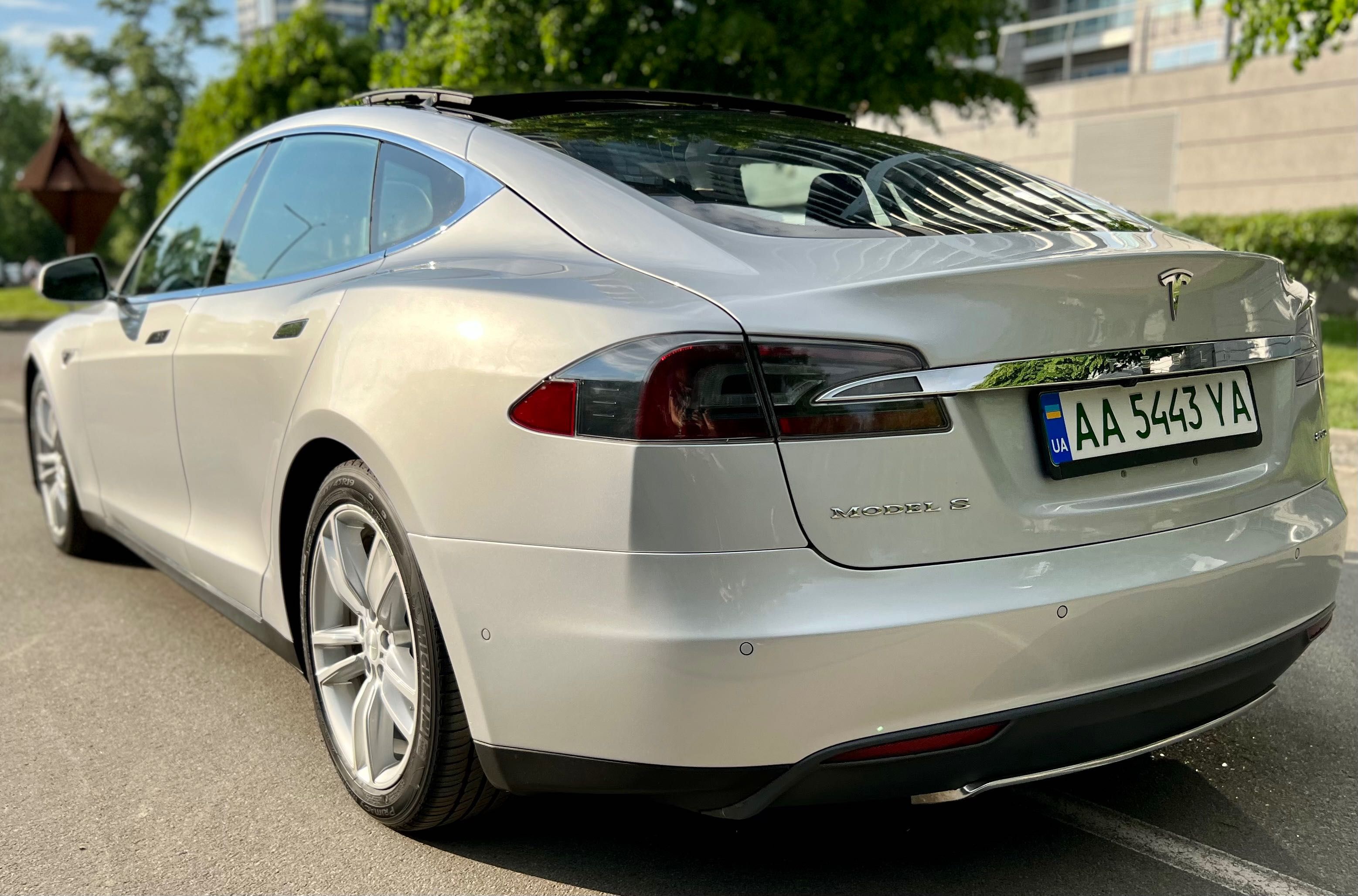 Tesla Model S 85D dual motor 417к.с. AWD