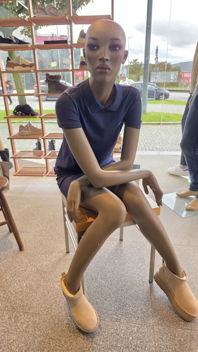 Manequim feminino sentado