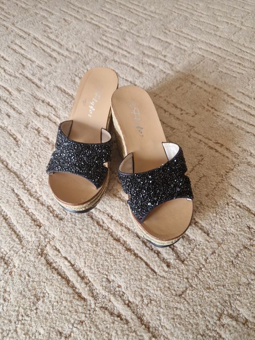 Шльопанці жіночі на платформі