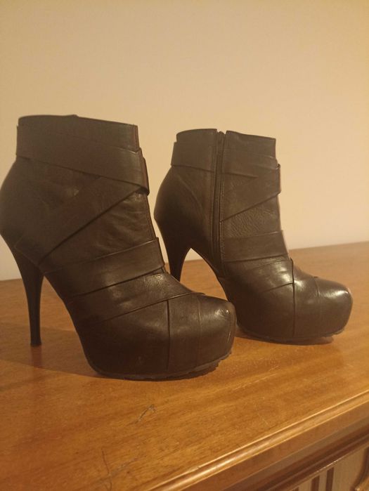 Damskie kozaki Gino Rossi rozmiar 38 na koturnie i szpilce Cena 80 zł