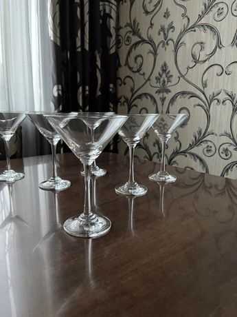 Бокалы для коктейлей и мартини