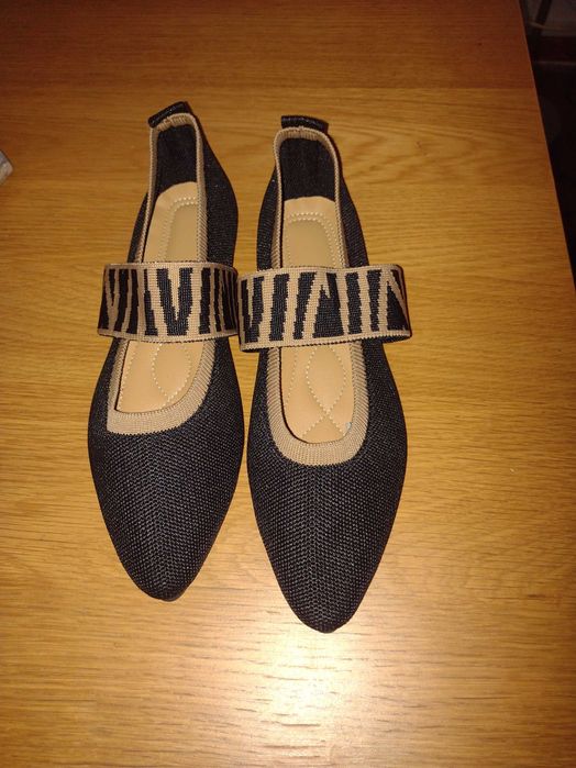 Sapatos pretos e bege