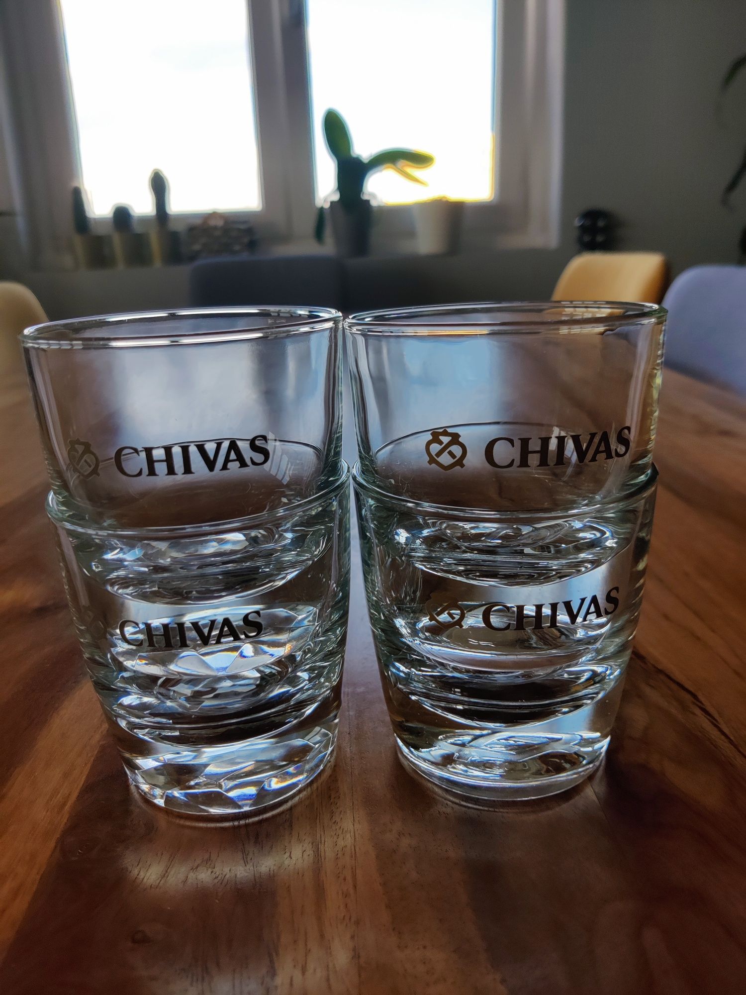 4 copos de whisky Chivas