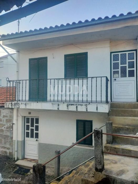 Duas moradias e uma garagem para venda em Gouveia
