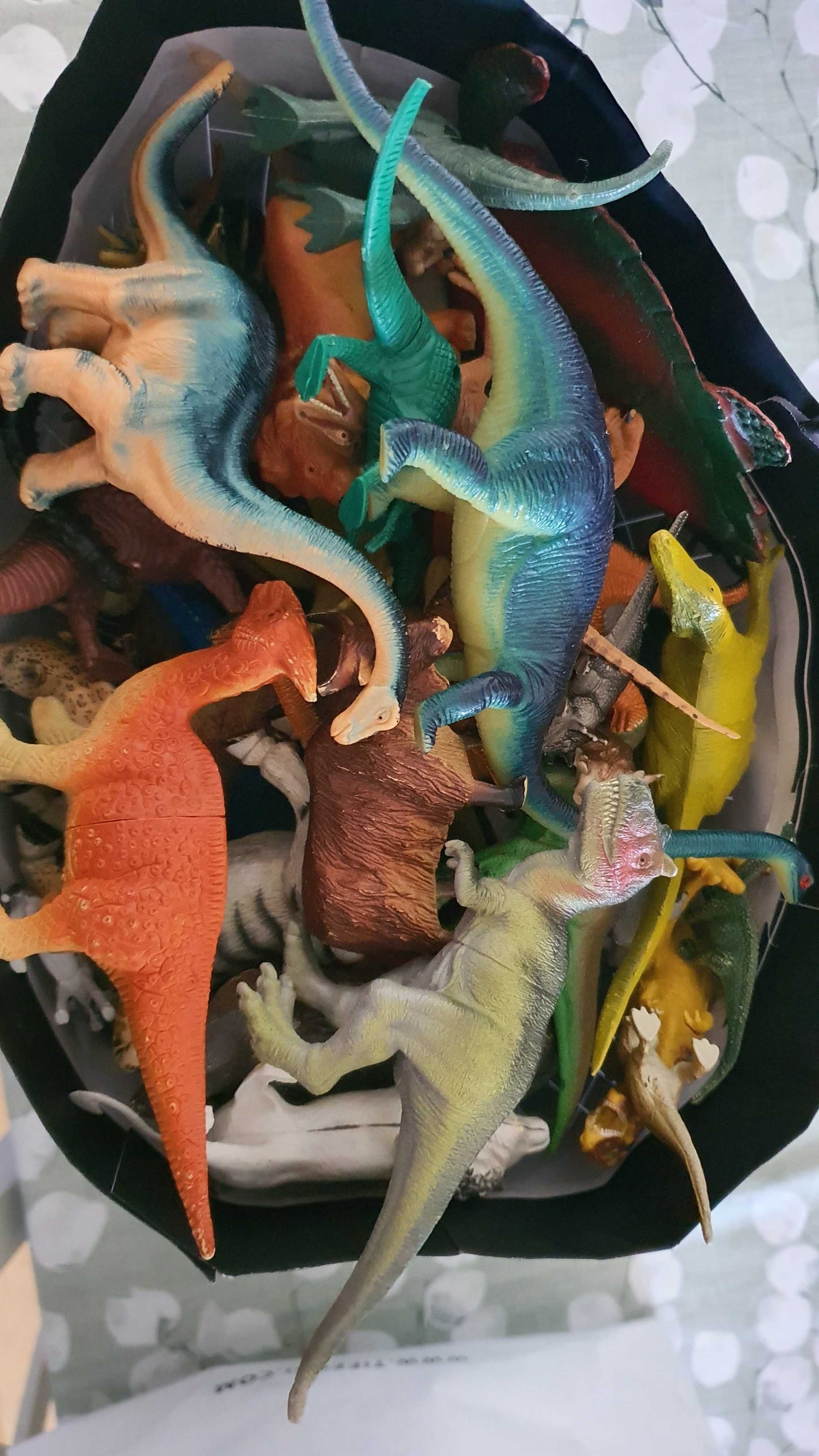 Saco cheio de bonecos animais e dinossauros