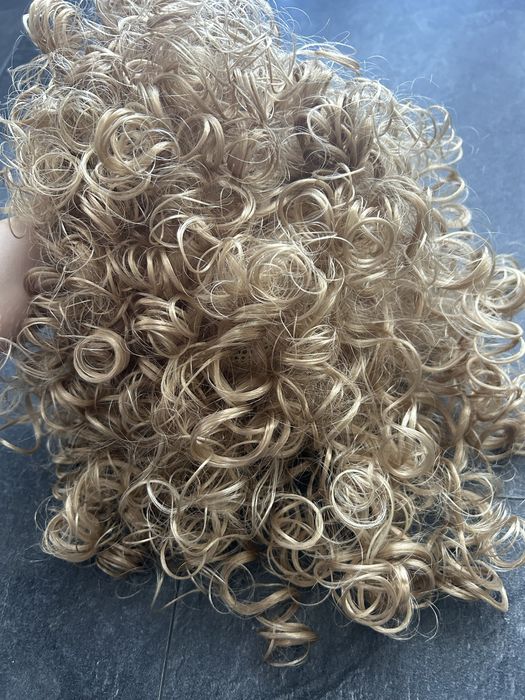 Peruka kręcona blond – naturalny wygląd, raz użyta