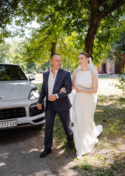 Весільна сукня силуетна з відкритою спиною